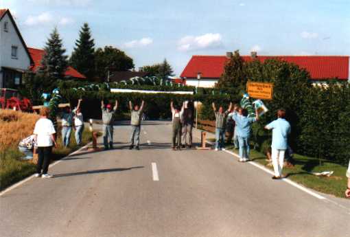 Der Triumpfbogen am Ortseingang wird aufgestellt