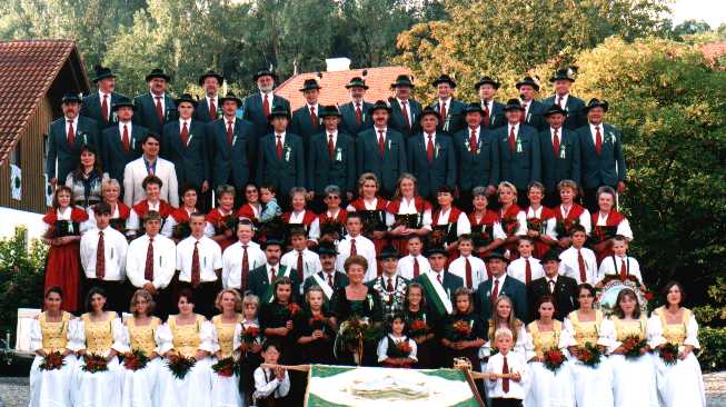 Gruppenfoto in Vereinstracht beim Gründungsfest am 23.Juli 2000.
